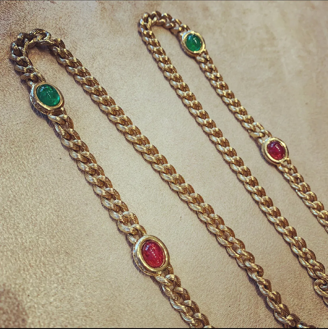 Grosse Long gold chain with emerald sapphire ruby glass